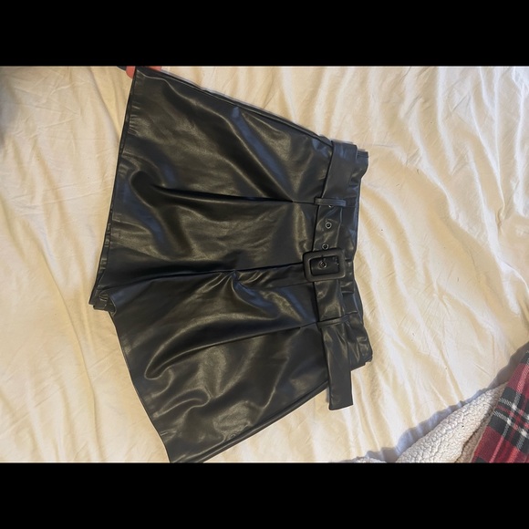Black Belted Leather shorts - Picture 3 of 4